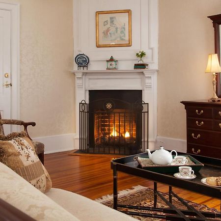 Inn At Warner Hall Gloucester Esterno foto